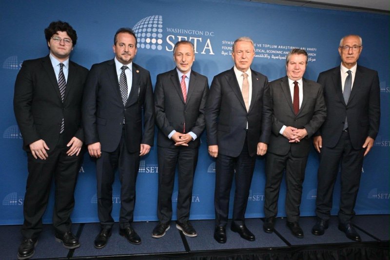 Eski Milli Savunma Bakanı Hulusi Akar, sosyal medya hesabından yaptığı açıklamada, Washington'da SETA yetkilisi Üstün ile görüştü