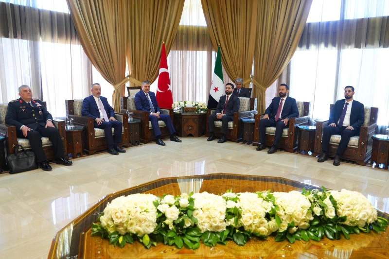 Mustafa Çiftçi, Suriye İçişleri Bakanı Enes Hattab ve beraberindeki heyetle bir arada