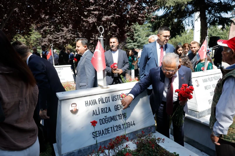Başkan Büyükkılıç ve protokol üyeleri şehit mezarlarını tek tek ziyaret ederek kabirlere karanfil bıraktı.