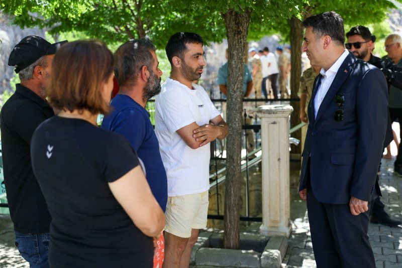 Vali Aygöl, tesiste bulunan vatandaşlar ve bölge sakinleriyle bir süre sohbet etti.