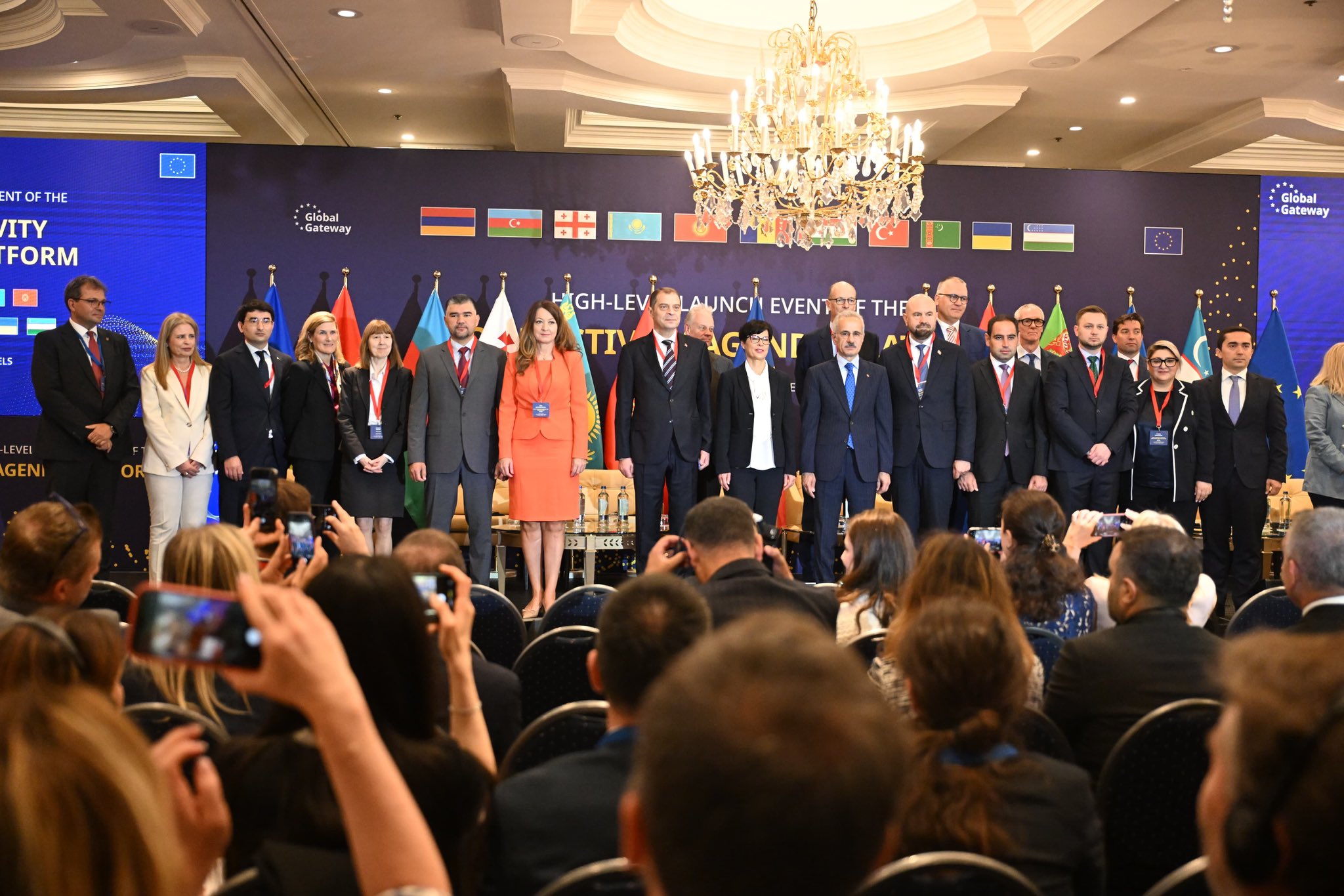 Avrupa Birliği'nin "Global Gateway" girişimi kapsamında düzenlenen "Trans-Caspian Transport Corridor" (Trans-Hazar Ulaştırma Koridoru Coordination Platform) üst düzey lansman etkinliğinde, üye ve ortak ülkelerin bakanları ile temsilcilerinin bir araya geldiği aile fotoğrafı.