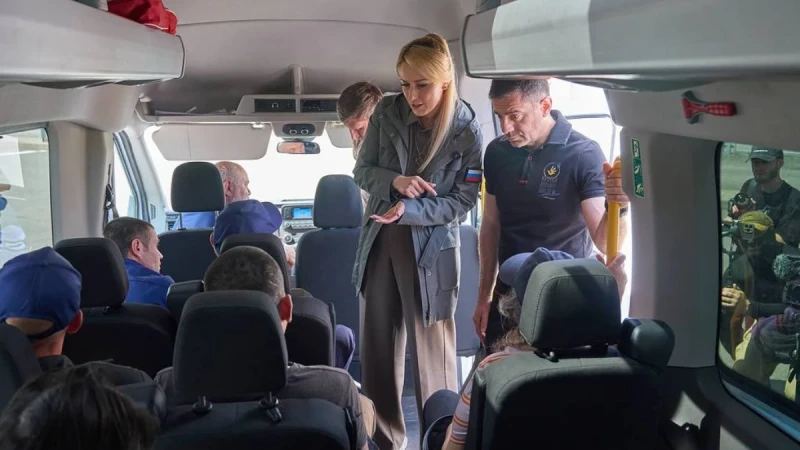 Rusya İnsan Hakları Ombudsmanı Yana Lantratova, Ukrayna’dan dönen Rus vatandaşları ile birlikte.
