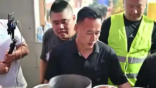 Sosyal medyada "Barbekü Musk" lakabıyla anılan ustanın et pişirdiği anlara ait görüntülerin yayılması üzerine restoran adeta ziyaretçi akınına uğradı.