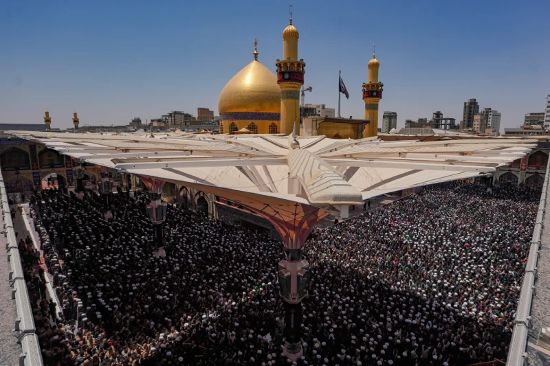 İran'ın merhum dini lideri Ayetullah Ali Hamenei'nin cenaze töreni sırasında, Irak'ın Necef kentindeki İmam Ali Türbesi'nde yas tutanlar dua için bir araya geldi.