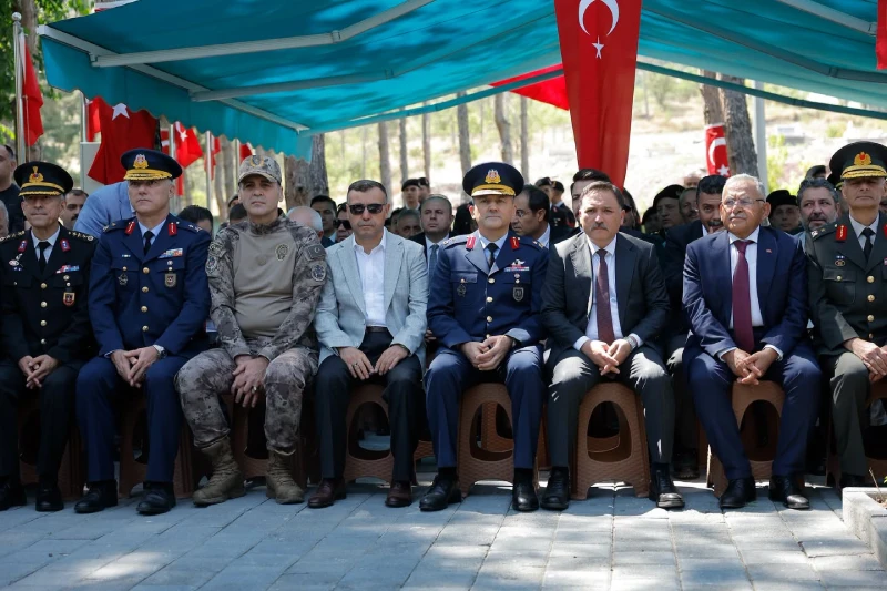 Kayseri Garnizonu Kartal Şehitliği ile Asri Mezarlık Polis Şehitliği’nde gerçekleştirilen programa Başkan Büyükkılıç’ın yanı sıra Kayseri Valisi Gökmen Çiçek, il protokolü, şehit aileleri, gaziler ve çok sayıda vatandaş katıldı.