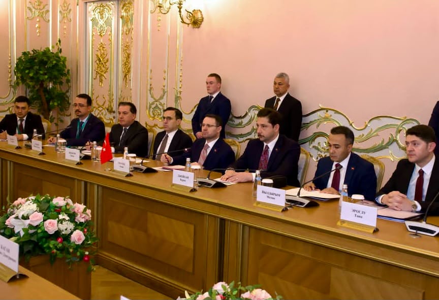 Rusya'da heyetler arası görüşmeye katılan Adalet Bakanı ve beraberindeki Türk heyeti, toplantı masasında evrakları incelerken.