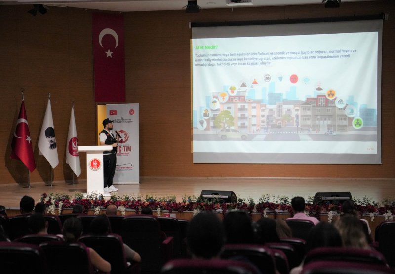 Yunus Emre Kültür Merkezi`nde gerçekleştirilen eğitim programına 120 belediye personeli katıldı.