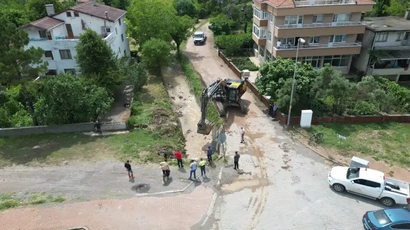 Yağışlar sonrası ilçe merkezinde meydana gelen taşkınların ardından Devlet Su İşleri (DSİ) Genel Müdürlüğü ekipleri bölgede çalışma başlattı.