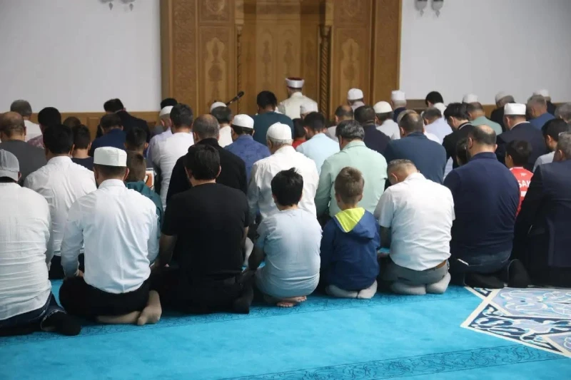Sabah namazı, İl Müftüsü Prof. Dr. Ali Öge’nin imametinde eda edildi.