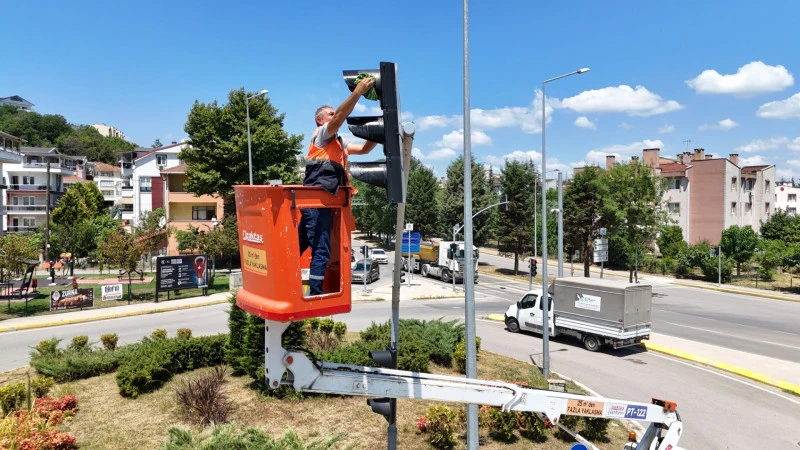 Trafik lambaları ve sistem ekipmanlarında yaz dönemi temizlik çalışması