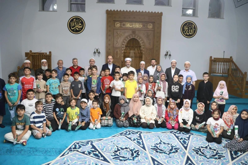 Konya İl Müftüsü Prof. Dr. Ali Öge ve Konya Büyükşehir Belediye Başkanı Uğur İbrahim Altay, Konya İl Müftülüğü ile Konya Büyükşehir Belediyesi iş birliğinde yürütülen 2026 Yılı “Güle Oynaya Camiye Gel” Projesi kapsamında Araplar Dörtyol Camii’nde sabah namazına katılan çocuklarla bir araya geldi.