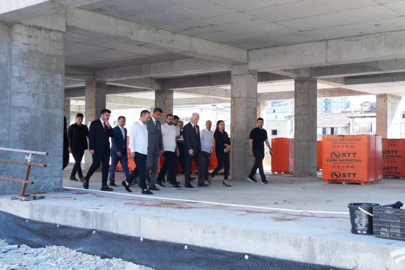 İstanbul Valisi Davut Gül, İstanbul Valiliği öncülüğünde yürütülen "Aziz İstanbul'a İyiliğin 1000 Hali" projesi kapsamında protokolü imzalanan ve Milli Eğitim Bakanlığı ile hayırsever Bilgiçler Yapı ortaklığıyla yapımı sürdürülen Bayrampaşa Bilgiçler Okulu inşaatını ziyaret etti.