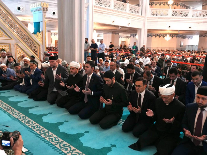 Bakan Kurum, Rusya programı kapsamında Moskova Ulu Camii’nde cuma namazını kıldı.