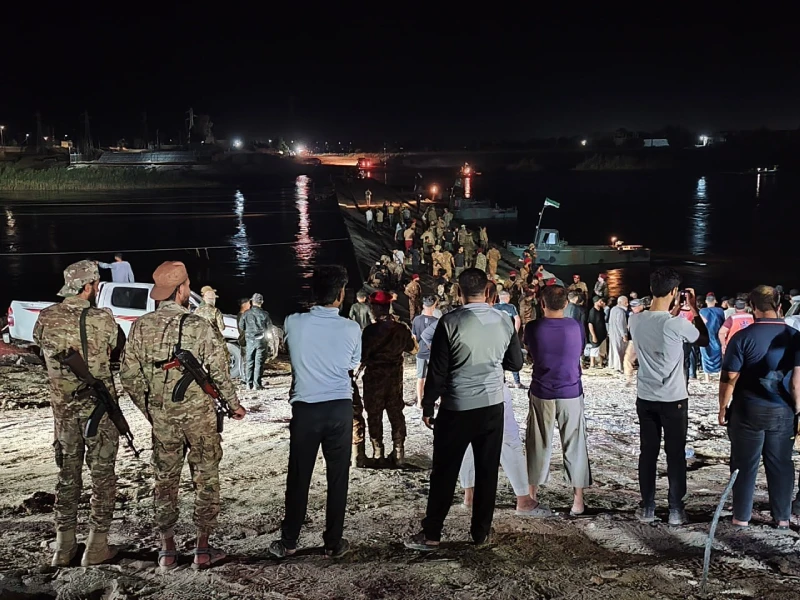 Fırat Nehri üzerinde 35’ten fazla sivili taşıyan bir feribot askeri köprüye çarpmasının ardından battı.