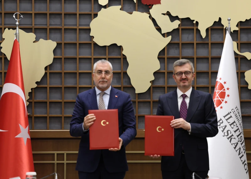 Çalışma ve Sosyal Güvenlik Bakanı Prof. Dr. Vedat Işıkhan, Cumhurbaşkanlığı İletişim Başkanı Burhanettin Duran ile iletişim ve medya sektörünü kapsayan İşbaşı Eğitim Programı (İEP) İş Birliği Protokolü