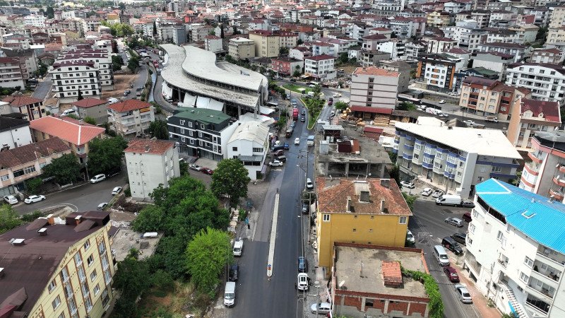 Çayırova Uğur Mumcu Caddesi’nde altyapı imalatlarının tamamlanmasının ardından başlattığı üstyapı çalışmalarını yoğun tempoda sürdürüyor.