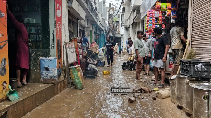 Hindistan'ın Cammu Keşmir bölgesinde şiddetli yağışların tetiklediği ani sel ve heyelanlarda 12'den fazla kişi hayatını kaybetti.