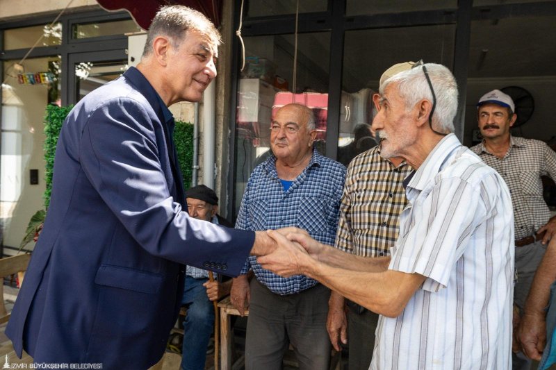 Atatürk Mahallesi Çarşısı'nda esnaf ve vatandaşlarla bir araya gelen Başkan Tugay