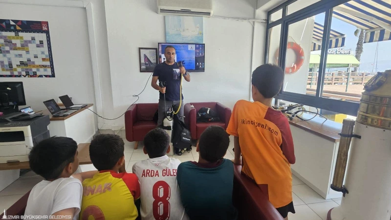 İzmir Büyükşehir Belediyesi Gençlik ve Spor Hizmetleri Dairesi Başkanlığı tarafından 6–12 yaş grubuna yönelik yüzme eğitimleri İzmir Marina Yüzme Havuzu’nda gerçekleştiriliyor.