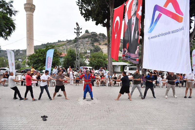 Mersin Büyükşehir Belediyesi'nin kırsal mahallelerde sosyal yaşamı canlandıran ve çocukları geleneksel oyunlarla buluşturan 'Köy Bizim, Şenlik Bizim' etkinlikleri başladı.