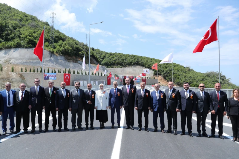 Yalova-Armutlu Yolu, düzenlenen törenle vatandaşların kullanımına sunuldu.