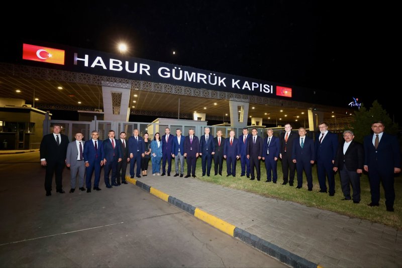 Ticaret Bakanı Prof. Dr. Ömer Bolat, Şırnak'ta yer alan Habur Gümrük Kapısı'nda yürütülen modernizasyon çalışmalarını inceledi.