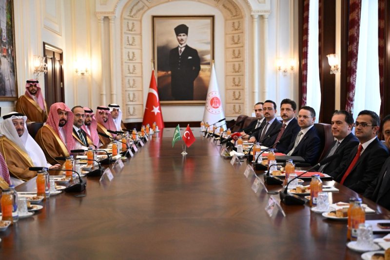 Adalet Bakanı Akın Gürlek, Suudi Arabistan Adalet Bakanı Velid bin Muhammed El-Sem'ani ve beraberindeki heyeti Adalet Bakanlığında ağırladı.