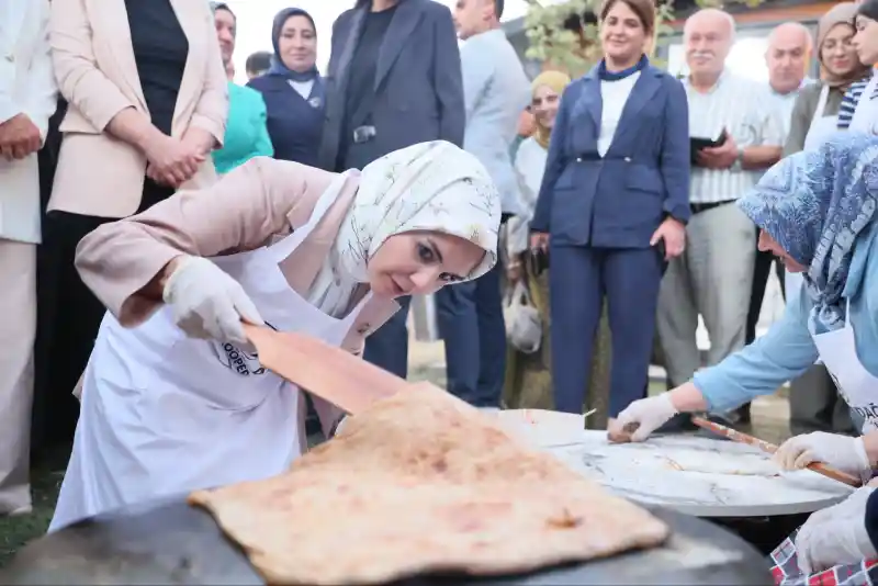 Bakan Göktaş, önlük giyerek mutfak tezgahının başına geçen Göktaş, sac üzerinde gözleme pişirerek kadınların üretimine bizzat destek verdi.