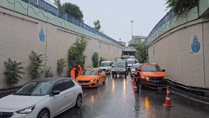 Yağışın ardından Güngören ilçesi Eski Londra Asfaltı üzerinde yer alan Eşref Bitlis Altgeçidi'nde su göllenmesi oluştu.