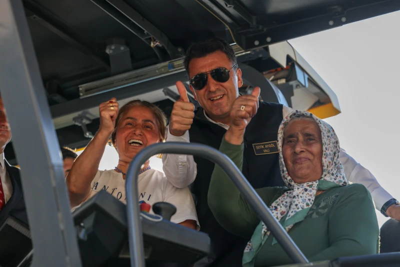 Çalışmalar sırasında Vali Aygöl'e bölge sakinlerinden Cemile Teyze ve Kader Abla da eşlik etti.
