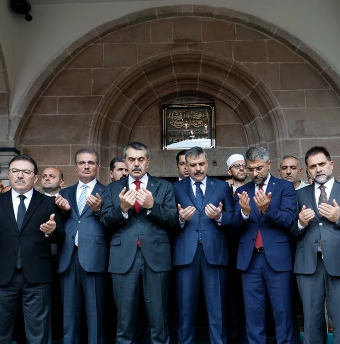 Tarihi Fetih Camii yeniden ibadete açıldı