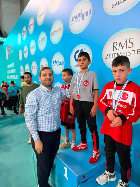 Dereceye giren genç sporcuların madalyaları, Şanlıurfa Büyükşehir Belediyesi Genel Sekreter Yardımcısı Emrah Karaca tarafından takdim edildi.