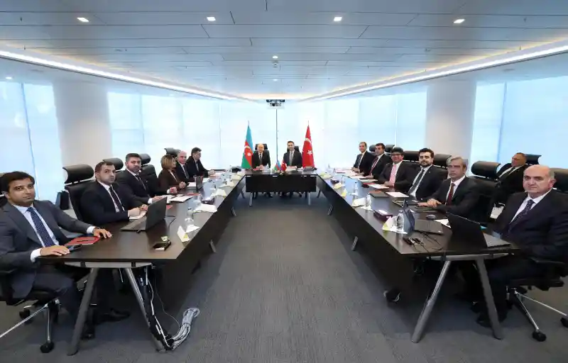 Enerji ve Tabii Kaynaklar Bakanı Alparslan Bayraktar, Azerbaycan Enerji Bakanı Parviz Şahbazov ile İstanbul'da bir araya gelerek "Elektriğin TANAP'ı" olarak nitelendirilen Yeşil Elektrik İletimi ve Ticareti Projesi'nin detaylarını ve önümüzdeki dönemin yol haritasını görüştü.