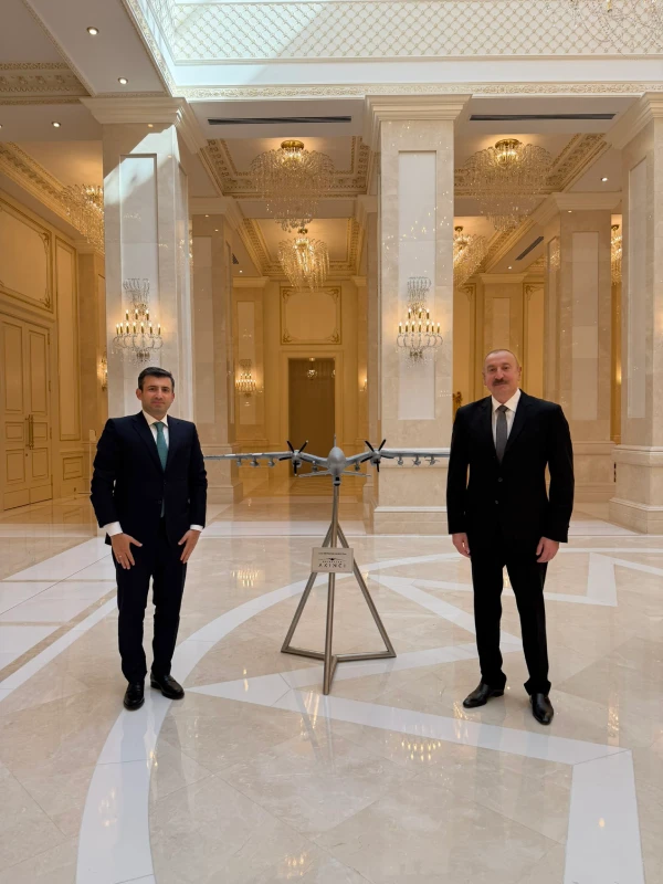 Aliyev ve Bayraktar, görüşmede Bayraktar TB2 SİHA maketi önünde fotoğraf çektirdi.
