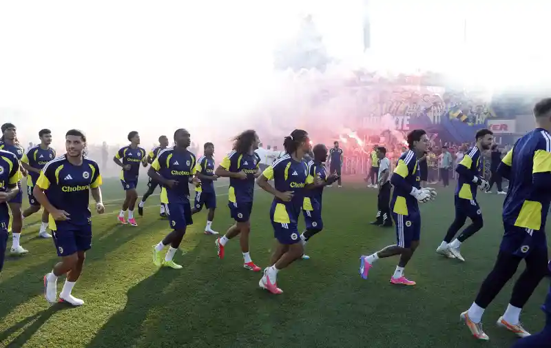 Tesislerde toplanan binlerce Fenerbahçeli; meşaleler, tezahüratlar ve marşlar eşliğinde teknik heyet ve futbolculara sevgi gösterilerinde bulundu.