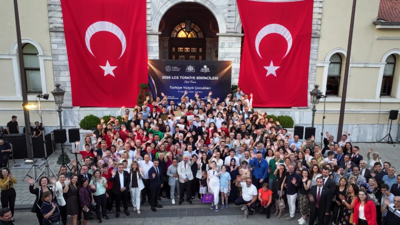 Vali Davut Gül ve eşi Gülden Gül, Valilik bahçesinde düzenlenen 2026 LGS Türkiye Birincileri Ödül Töreni’nde şampiyon öğrencilerle bir araya geldi.