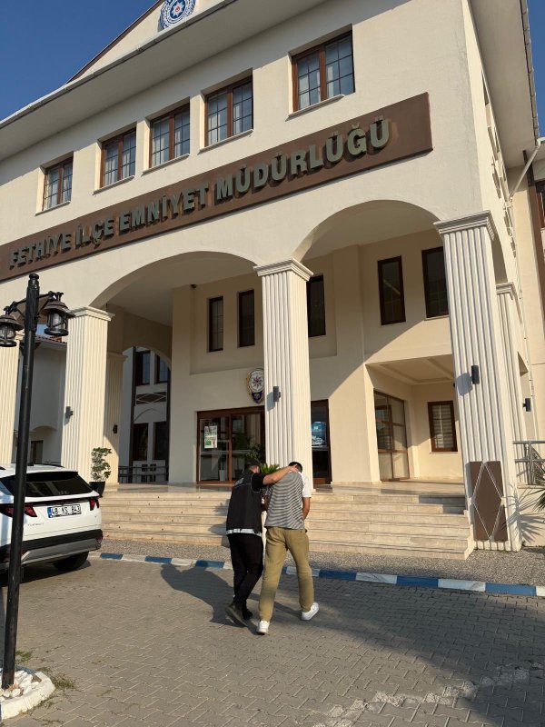Emniyetteki işlemlerinin tamamlanmasının ardından adliyeye sevk edilen şüpheli.