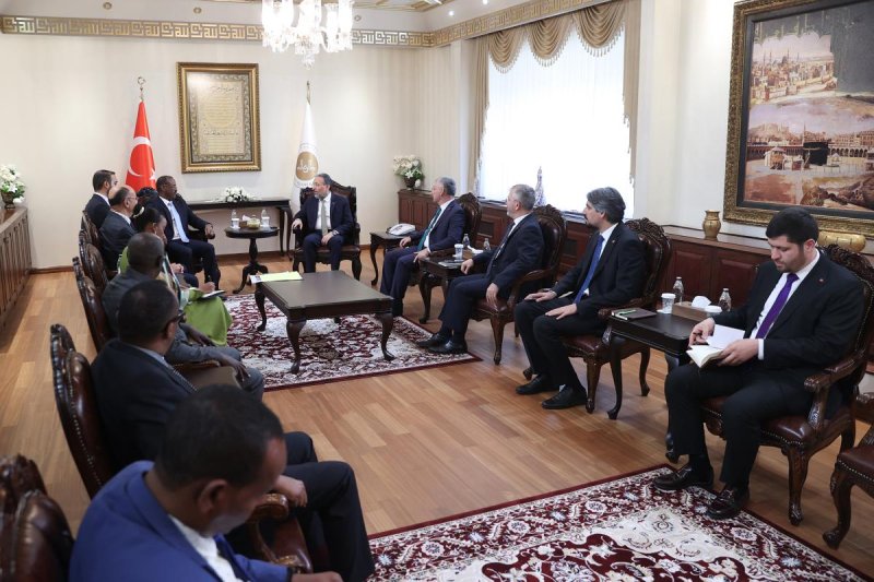 Diyanet İşleri Başkanı Prof. Dr. Safi Arpaguş, Cibuti Din İşleri ve Vakıflar Bakanı Moumin Hassan Barreh ve beraberindeki heyetle Diyanet İşleri Başkanlığı'nda bir araya geldi.
