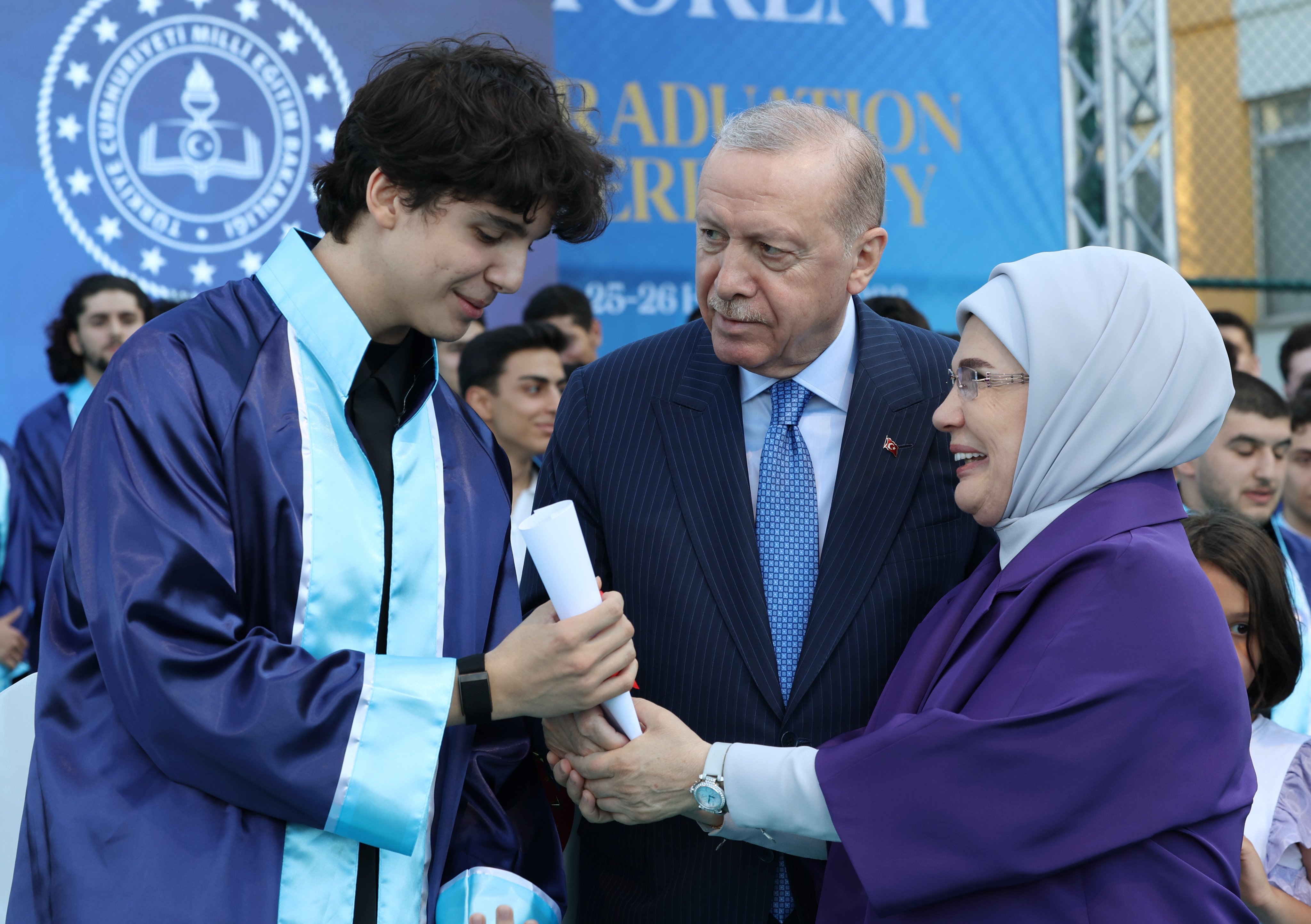Cumhurbaşkanı Erdoğan ve Emine Erdoğan, torunları Ömer Tayyip Erdoğan’a diplomasını takdim etti
