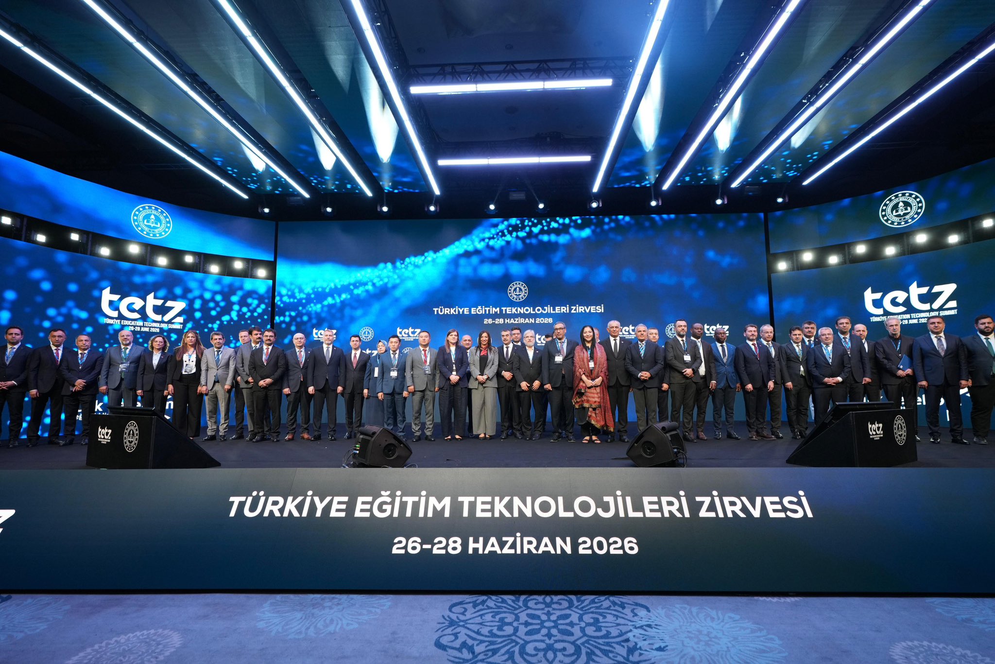Millî Eğitim Bakanı Yusuf Tekin ve katılımcılar, 26-28 Haziran 2026’da İstanbul’da düzenlenen 7. Türkiye Eğitim Teknolojileri Zirvesi’nde aile fotoğrafı çektirdi.
