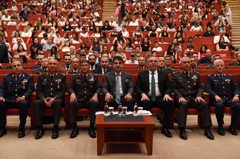 Milli Savunma Bakan Yardımcısı Musa Heybet, 1'inci Ordu Komutanı Orgeneral Bahtiyar Ersay, Rektör Prof. Dr. Erhan Afyoncu, 3'üncü Kolordu Komutanı Korgeneral Rasim Yıldız, Rektör Yardımcısı Tümgeneral Burhan Aktaş, Milli Savunma Üniversitesi Kuvvet Harp Enstitüleri Müdürleri ve diğer davetliler.