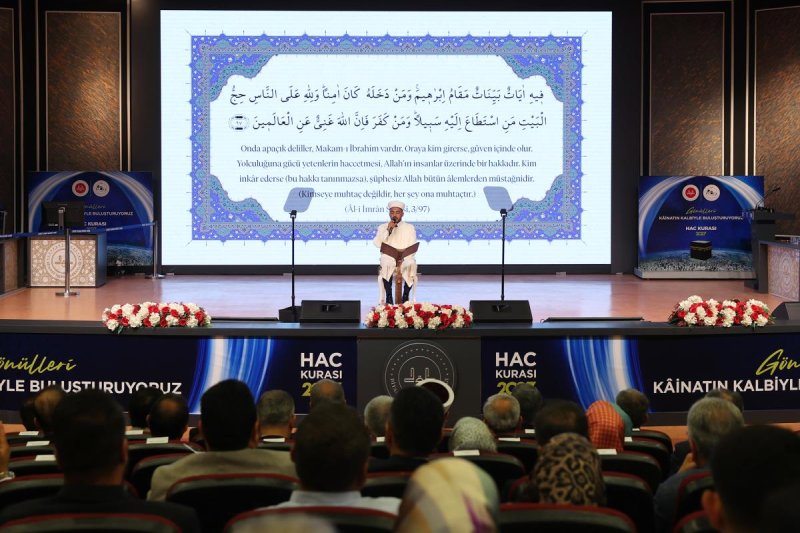 Hac ibadeti için kaydını yenileyen ve ön kayıt yaptıran 1 milyon 878 bin 46 kişinin katıldığı hac kuraları çekildi.