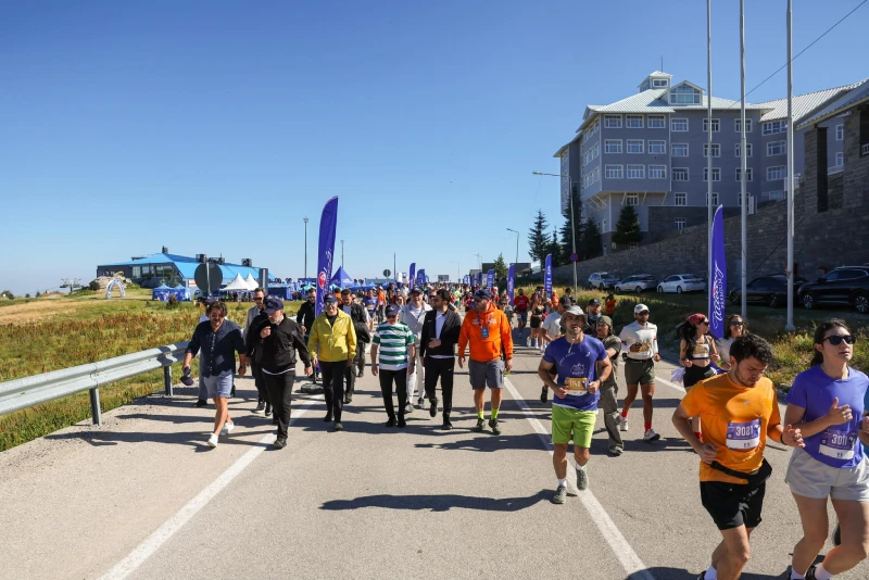 Uludağ Premium Ultra Trail, 23 ülkeden yaklaşık 3 bin yerli ve yabancı sporcunun katılımıyla Uludağ 2'nci Oteller Bölgesi'nde başladı.