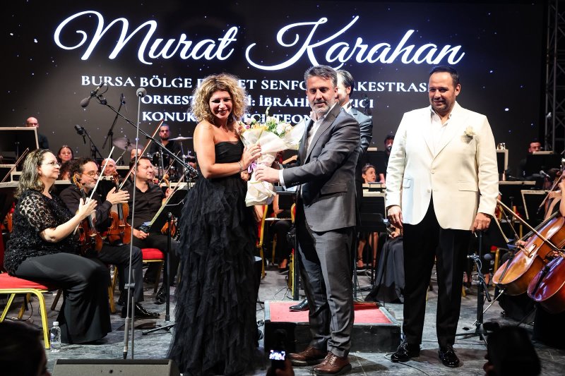 Teona Dvali ile sahne aldığı büyüleyici konserle başladı.