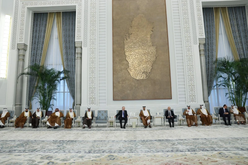 Cumhurbaşkanı Recep Tayyip Erdoğan, Katar'da taziye kabul eden Katarlı yetkililerle bir arada.