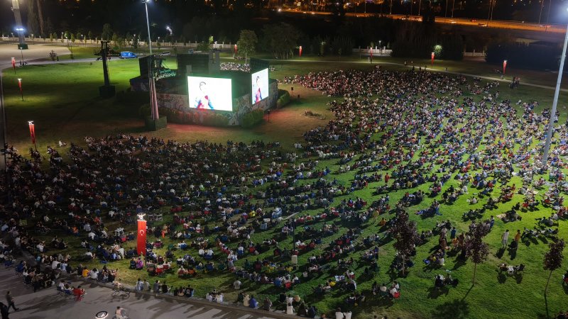 Batıkent Rekreasyon Alanı 2. Yüzyıl Parkı, Altınpark ve Atatürk Çocukları Doğal Yaşam Parkı’na kurulan dev ekranlar