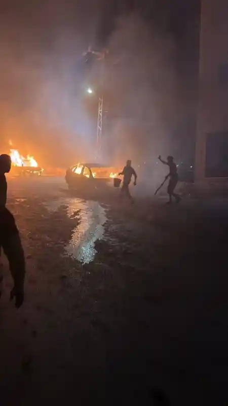 Filistinlilere ait araçların alevler içinde kaldığı ve mahalle sakinlerinin yangını kendi imkanlarıyla söndürmeye çalıştığı görüldü.