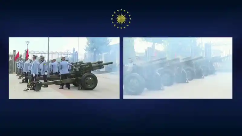 Cumhurbaşkanı Erdoğan ve Başbakan Zeydi'nin tören alanındaki yerlerini almalarının ardından, top atışları eşliğinde iki ülkenin milli marşları çalındı.