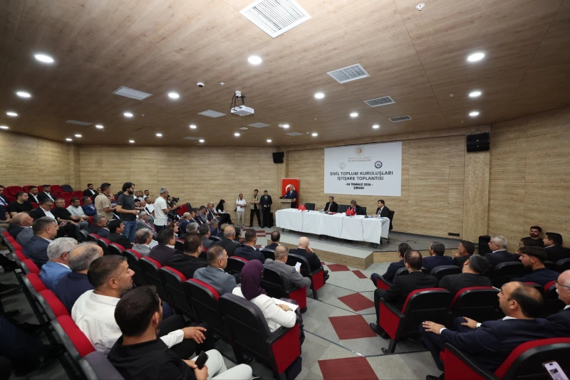 Ticaret Bakanı Prof. Dr. Ömer Bolat, Şırnak Öğretmenevi’nde düzenlenen istişare toplantısında sivil toplum kuruluşlarının temsilcileri, iş insanları ve girişimcilerle buluştu.