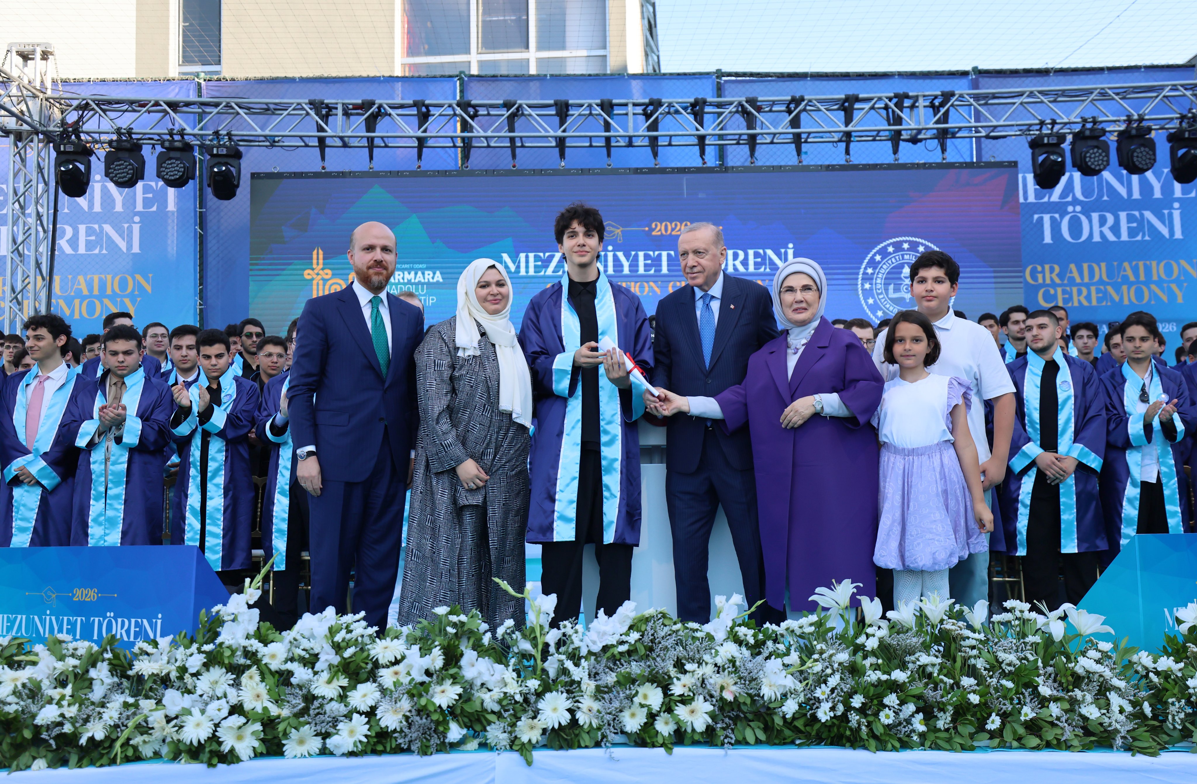 Cumhurbaşkanı Erdoğan, torunu Ömer Tayyip Erdoğan ve diğer öğrencilerle hatıra fotoğrafı